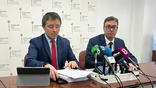 El director general del IbSalut, Javier Ureña, junto al vicepresidente del Govern, Antoni Costa, en la rueda de prensa en el IbSalut el pasado 21 de marzo.