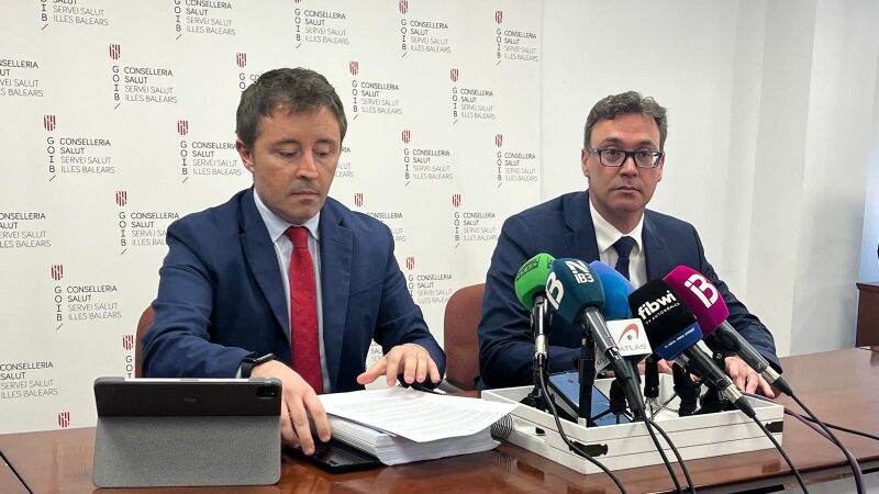 El director general del IbSalut, Javier Ureña, junto al vicepresidente del Govern, Antoni Costa, en la rueda de prensa en el IbSalut el pasado 21 de marzo.