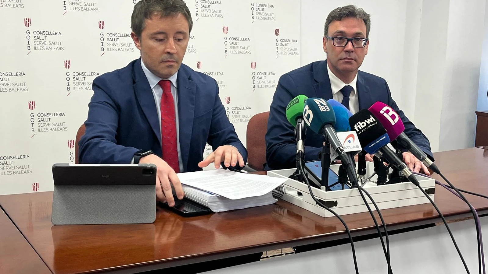 El director general del IbSalut, Javier Ureña, junto al vicepresidente del Govern, Antoni Costa, en la rueda de prensa en el IbSalut el pasado 21 de marzo.