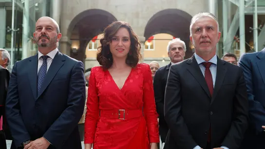 La presidenta de la comunidad de Madrid, Isabel Díaz Ayuso, acompañada por el ministro de Política Territorial y Memoria Democrática, Víctor Ángel Torres. La presidenta de la comunidad de Madrid, Isabel Díaz Ayuso, acompañada por el ministro de Política Territorial y Memoria Democrática, Víctor Ángel Torres.