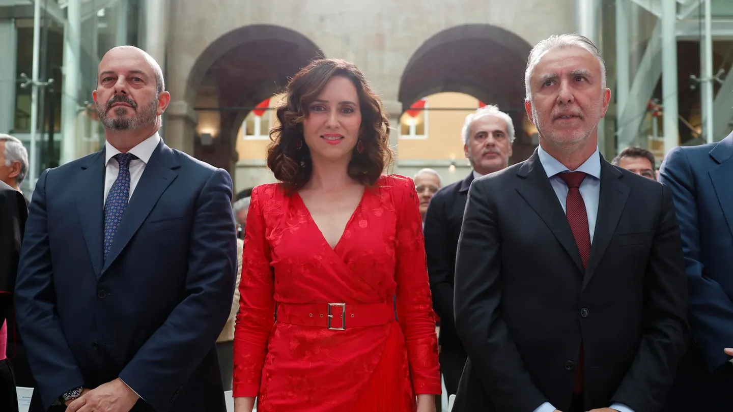 La presidenta de la comunidad de Madrid, Isabel Díaz Ayuso, acompañada por el ministro de Política Territorial y Memoria Democrática, Víctor Ángel Torres. La presidenta de la comunidad de Madrid, Isabel Díaz Ayuso, acompañada por el ministro de Política Territorial y Memoria Democrática, Víctor Ángel Torres.