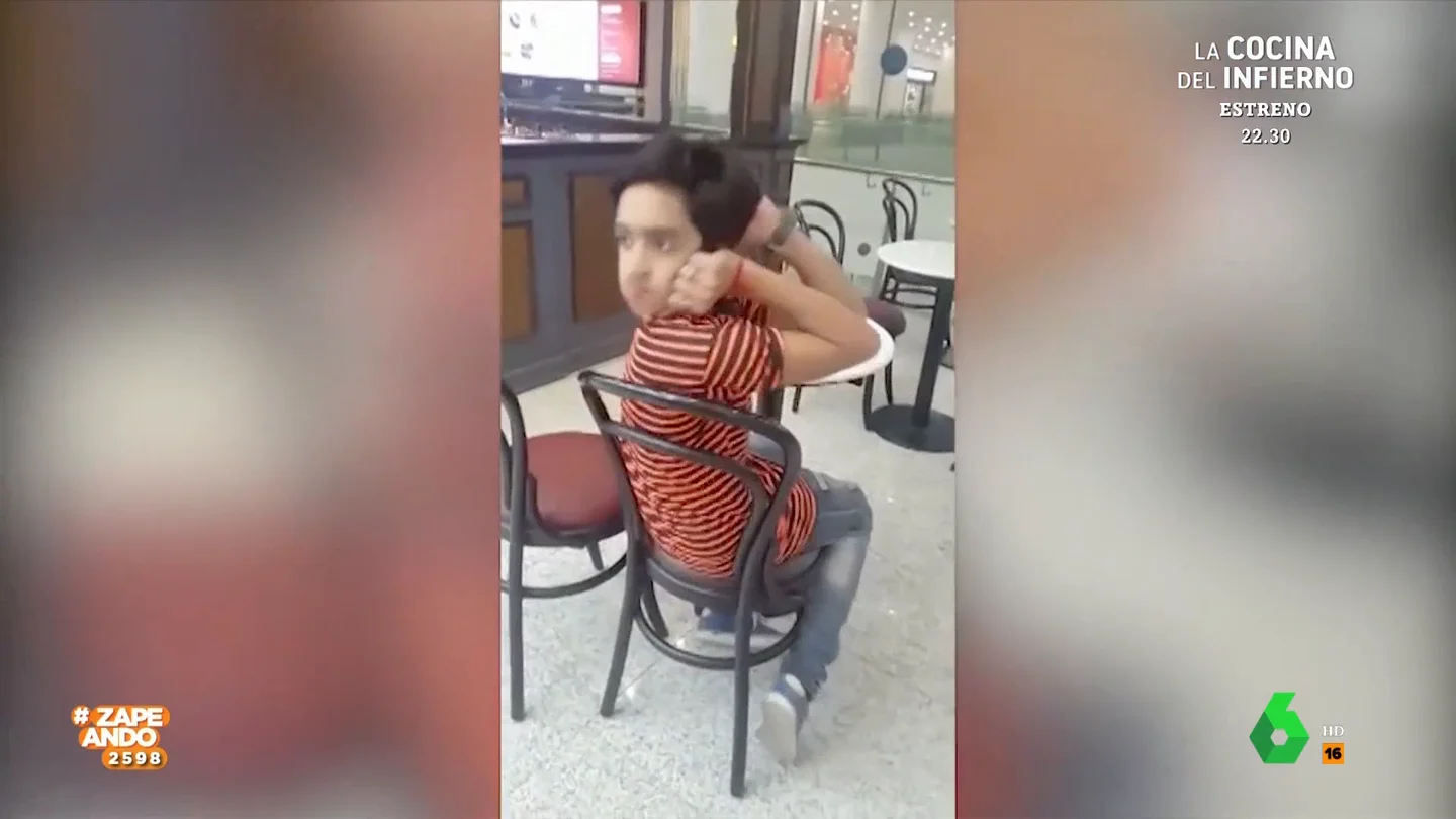 Niño que es capaz de girar la cabeza Niño que es capaz de girar la cabeza