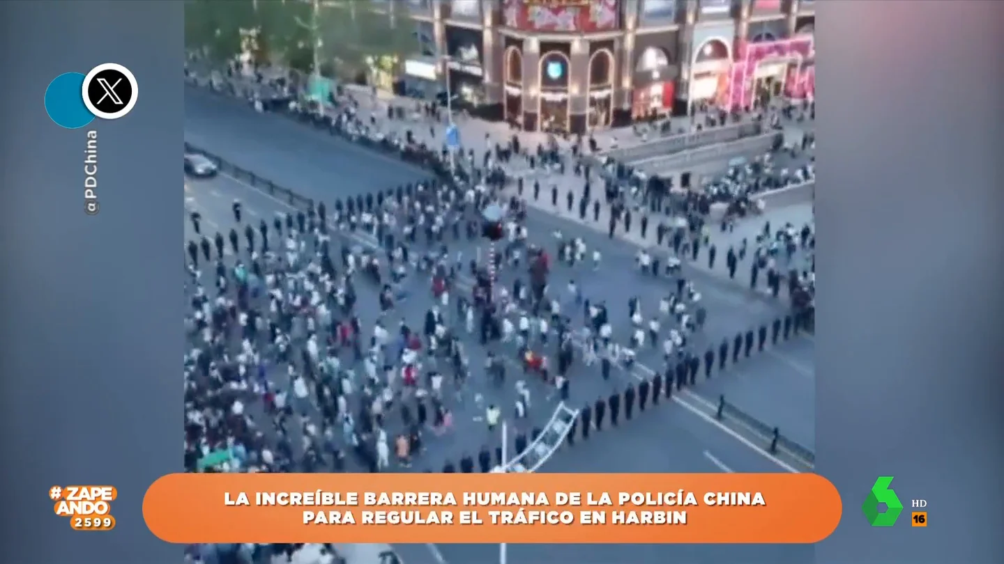 La increíble barrera humana que forma la policía china para regular el tráfico La increíble barrera humana que forma la policía china para regular el tráfico