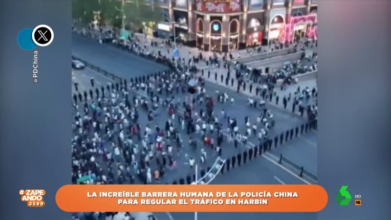 La increíble barrera humana que forma la policía china para regular el tráfico