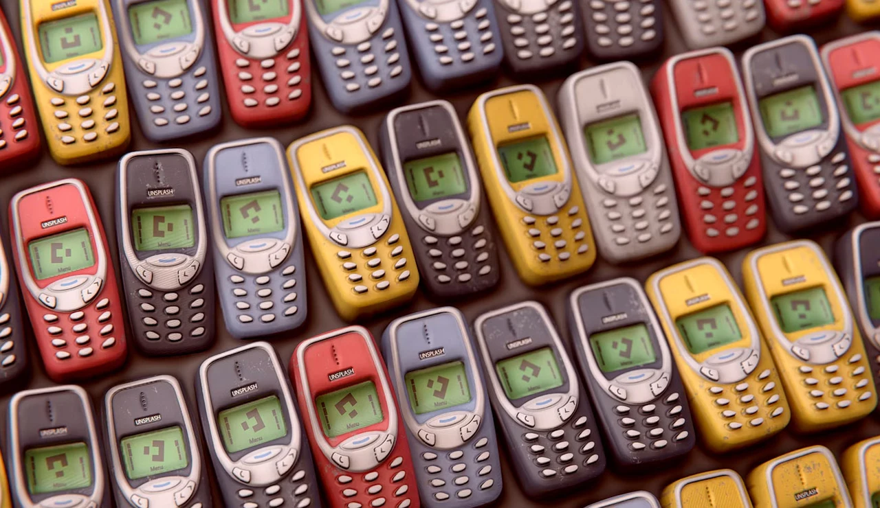 Multitud de teléfonos clásicos agrupados