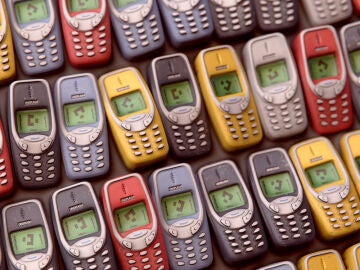 Multitud de teléfonos clásicos agrupados