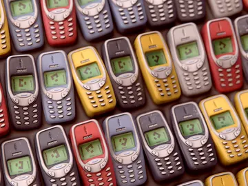 Multitud de teléfonos clásicos agrupados Multitud de teléfonos clásicos agrupados