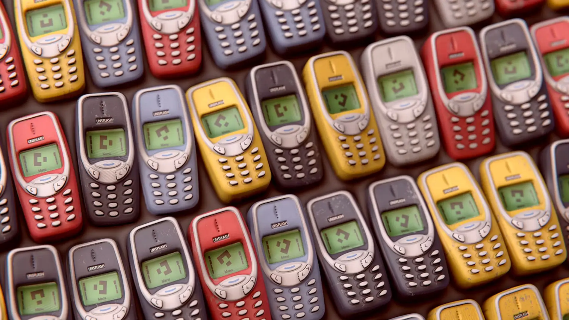 Multitud de teléfonos clásicos agrupados Multitud de teléfonos clásicos agrupados