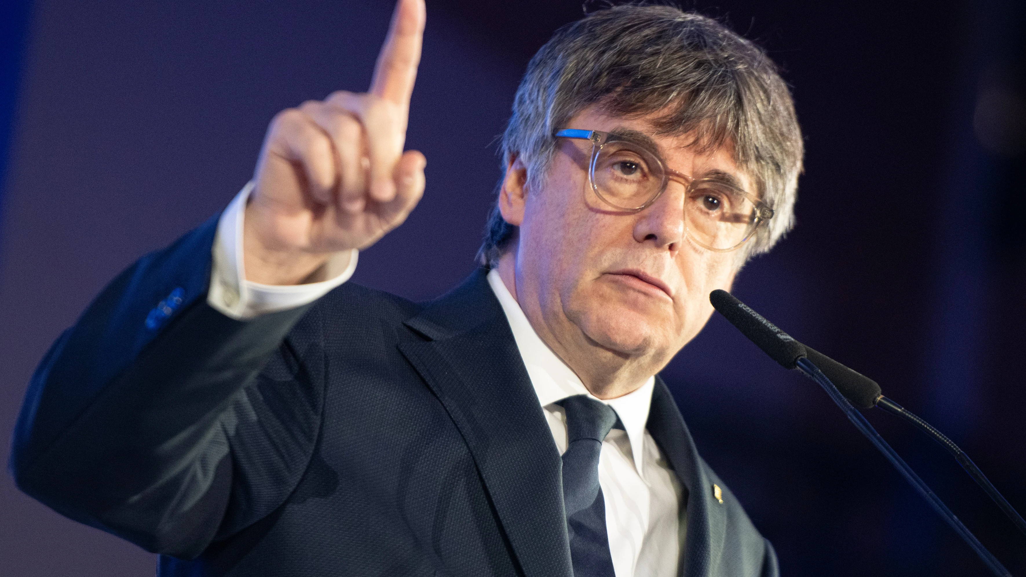 El expresidente de la Generalitat de Catalunya y candidato de Junts a las elecciones catalanas, Carles Puigdemont, interviene durante un acto de campaña, en Jean Carrère Space, a 1 de mayo de 2024, en Argelès (Francia).