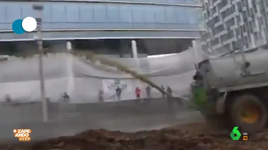 La curiosa manera de protestar de unos agricultores en Bruselas: lanzando chorros de estiércol La curiosa manera de protestar de unos agricultores en Bruselas: lanzando chorros de estiércol