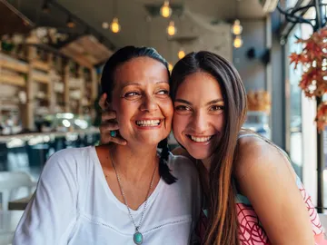 Madre e hija en un restaurante Madre e hija en un restaurante