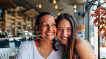 Madre e hija en un restaurante