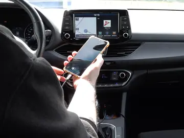 Móvil conectado al coche Móvil conectado al coche
