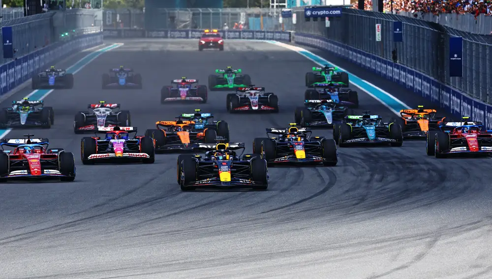 Salida accidentada con los choches entre los dos Aston Martin, Norris y Hamilton Salida accidentada con los choches entre los dos Aston Martin, Norris y Hamilton