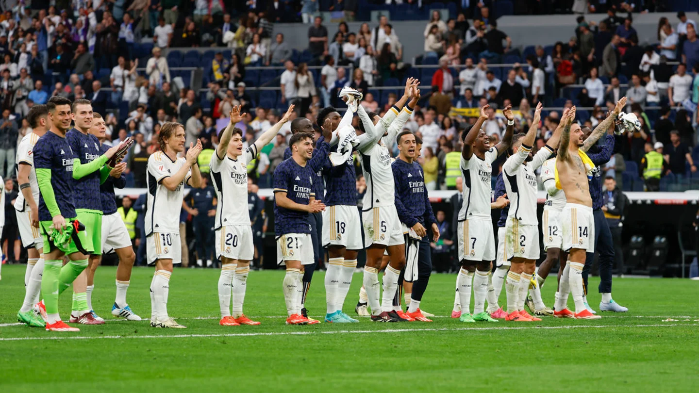 El Real Madrid celebra un triunfo con su afición El Real Madrid celebra un triunfo con su afición