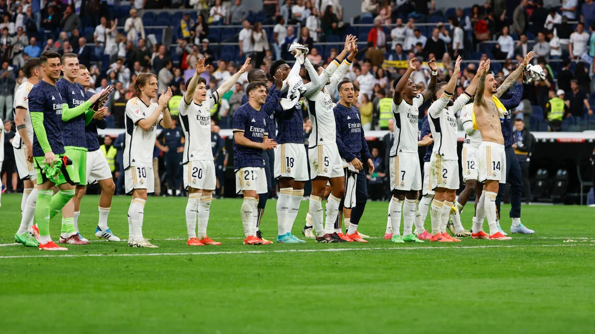 El Real Madrid celebra un triunfo con su afición