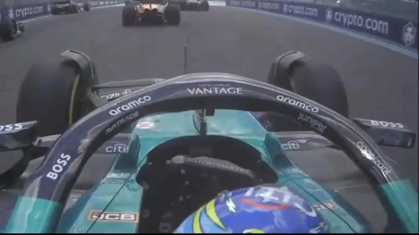 Fernando Alonso mira por el retrovisor de su coche Fernando Alonso mira por el retrovisor de su coche