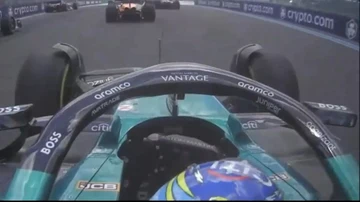 Fernando Alonso mira por el retrovisor de su coche