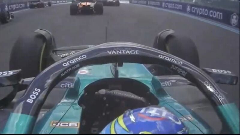 Fernando Alonso mira por el retrovisor de su coche