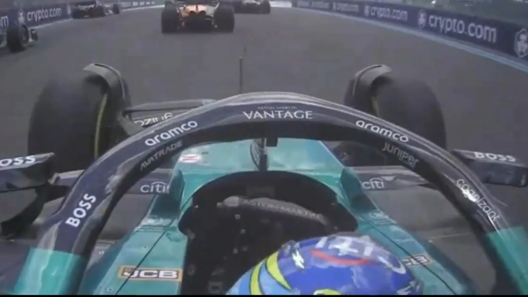 Fernando Alonso mira por el retrovisor de su coche