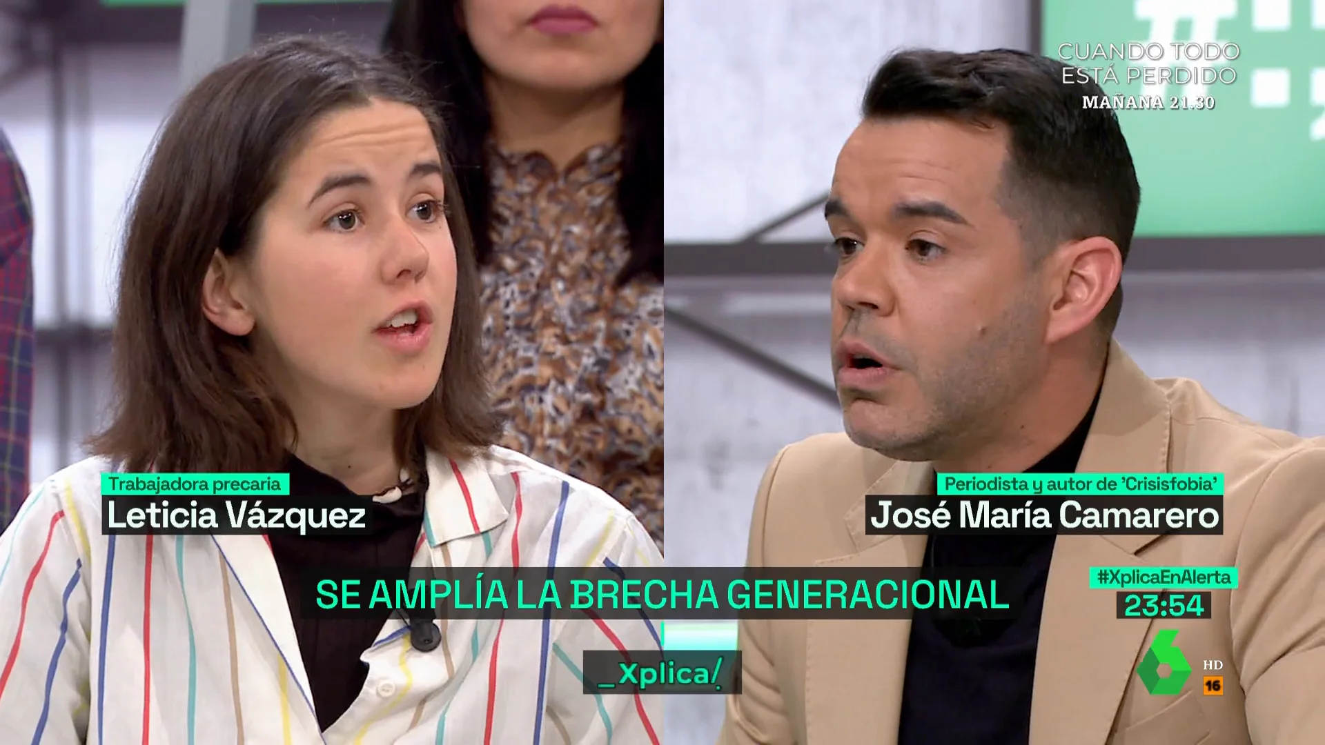 Camarero y una joven debaten sobre las becas