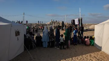 Boda grupal en un campamento para palestinos desplazados en Khan Yunis, en el sur de la Franja de Gaza