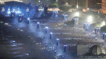 Plano aéreo de la playa de Copacabana durante el concierto de Madonna