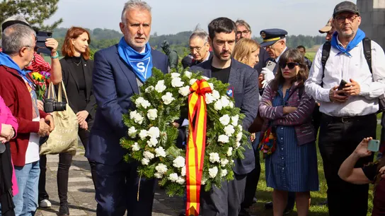 Pablo Bustinduy y Ángel Víctor Torres llevan una corona de flores durante los actos de conmemoración del 79 aniversario de liberación del campo de concentración de Mathausen Pablo Bustinduy y Ángel Víctor Torres llevan una corona de flores durante los actos de conmemoración del 79 aniversario de liberación del campo de concentración de Mathausen