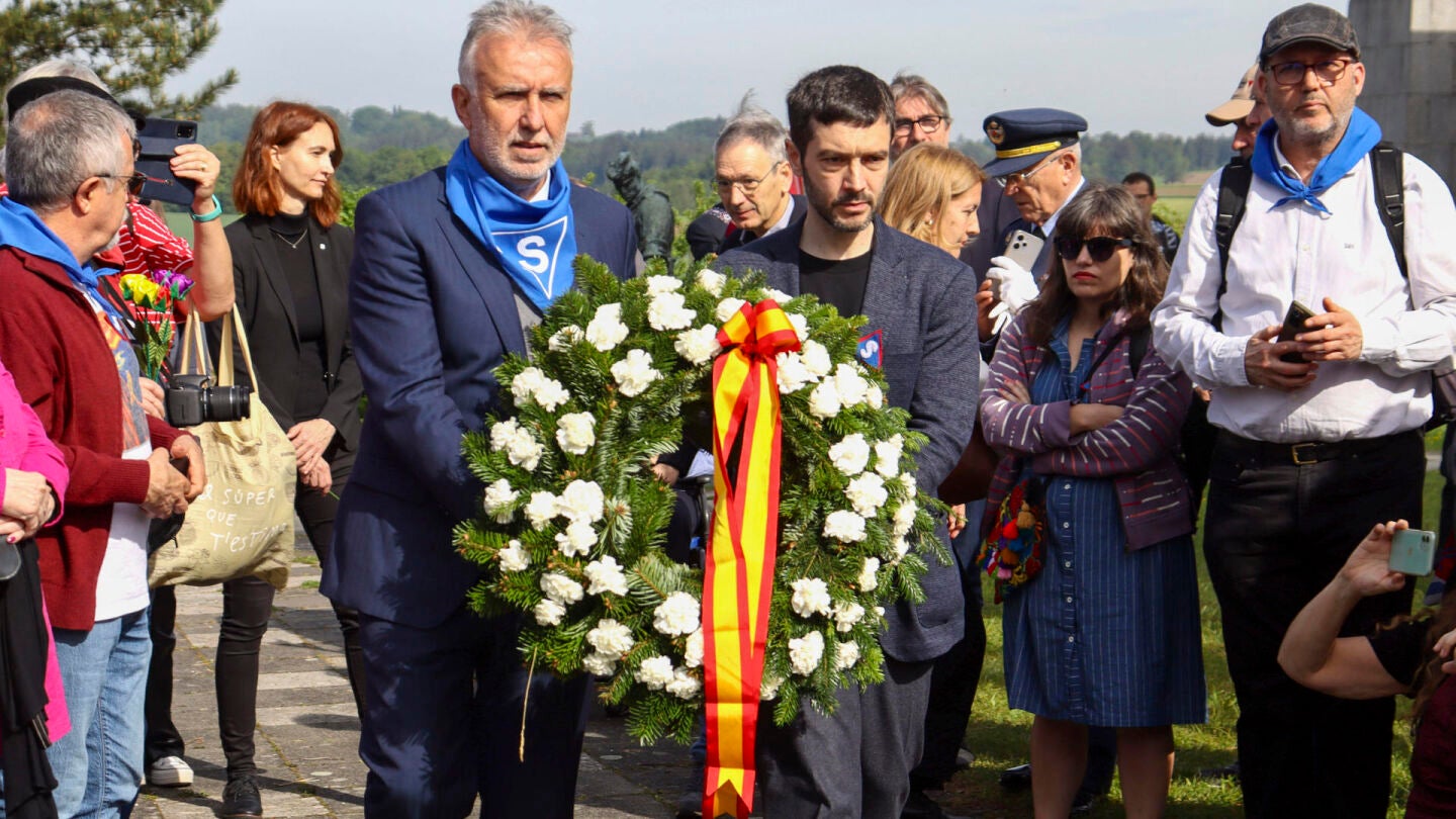 Pablo Bustinduy y &Aacute;ngel V&iacute;ctor Torres llevan una corona de flores durante los actos de conmemoraci&oacute;n del 79 aniversario de liberaci&oacute;n del campo de concentraci&oacute;n de Mathausen