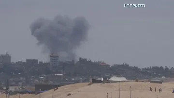Israel bombardea el este de Rafah y dice que seguirá negociando un alto el fuego