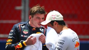 Max Verstappen habla con Sergio Pérez
