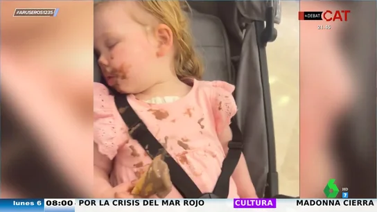 Le quitan el helado mientras duerme y llora para que se lo devuelvan: "Le pega un lametón y vuelve a caer" Le quitan el helado mientras duerme y llora para que se lo devuelvan: "Le pega un lametón y vuelve a caer"