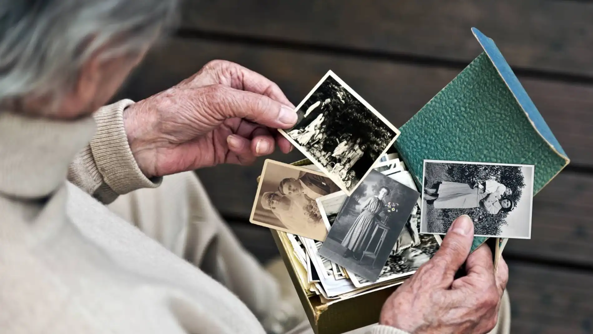 mujer con fotos antiguas