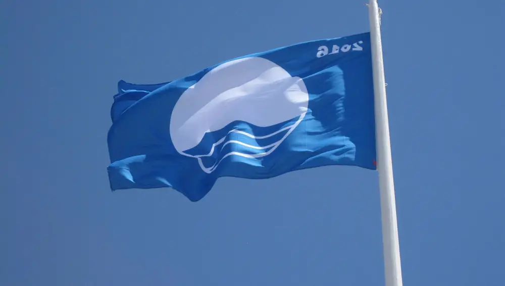 Imagen de una bandera azul en una playa