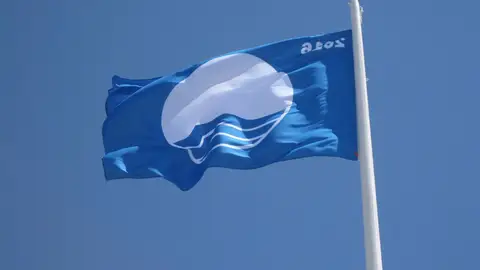Imagen de una bandera azul en una playa Imagen de una bandera azul en una playa