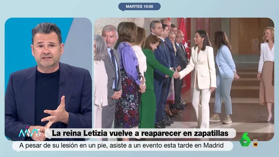 Iñaki López desata el debate tras ver de nuevo a la reina Letizia con zapatillas "Las casas reales se basan en la magia, y es verdad que si te aparecen en zapatillas ya no es lo mismo", comenta Iñaki López en este vídeo donde mantiene un encendido debate con Elisa Beni sobre la monarquía, el protocolo y el calzado.