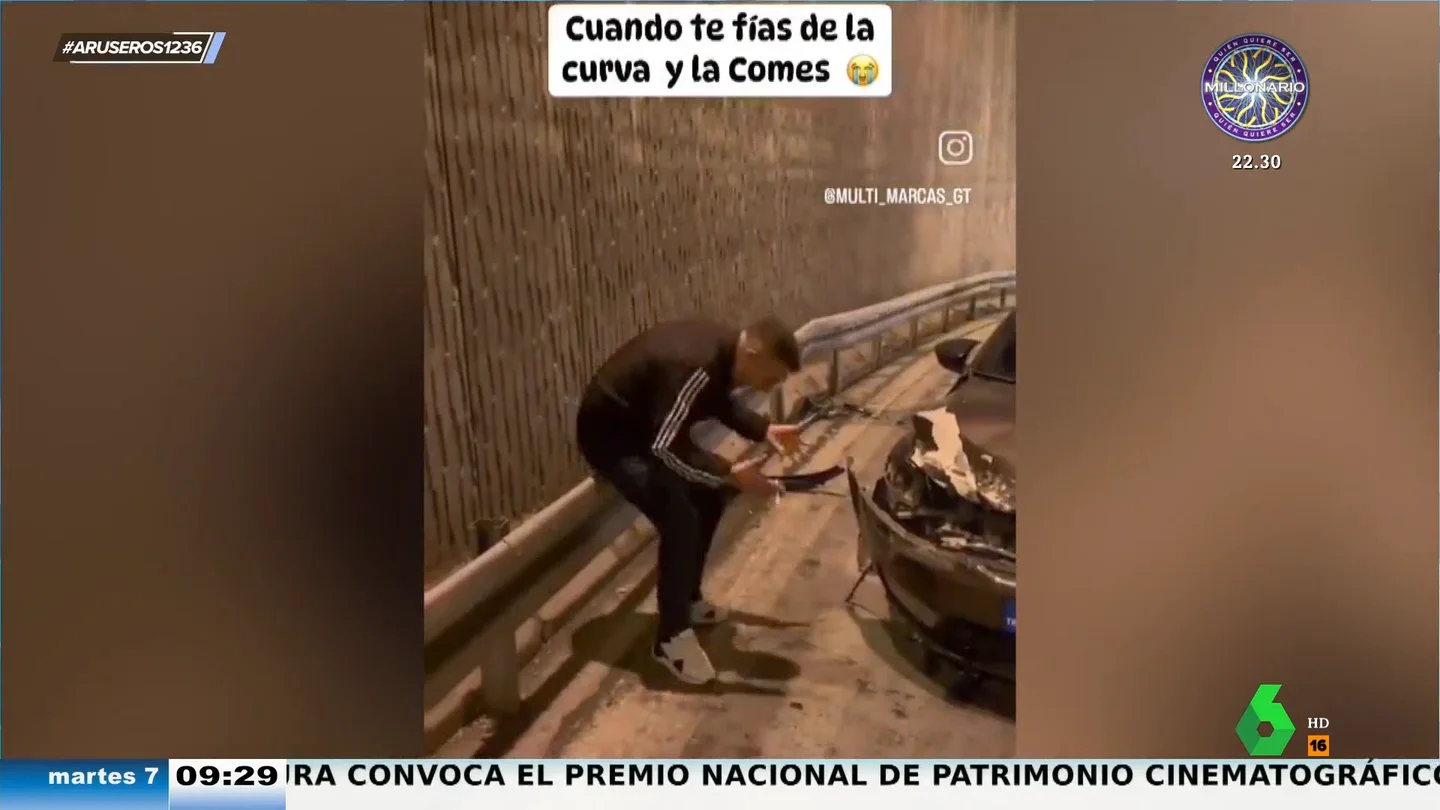 La viva imagen de la frustración: La reacción de este joven al destrozar el morro de su coche La viva imagen de la frustración: La reacción de este joven al destrozar el morro de su coche