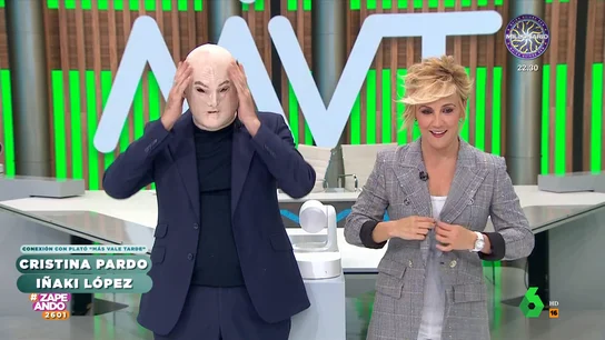 "Menos mal que está en el programa para hacer estas cosas": Iñaki López sorprende poniéndose una máscara hiperrealista "Menos mal que está en el programa para hacer estas cosas": Iñaki López sorprende poniéndose una máscara hiperrealista