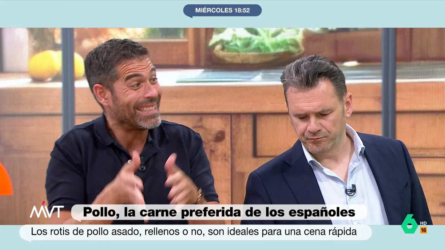 Pablo Ojeda advierte sobre la ensalada César "La salsa César es una de la que más calorías tiene", afirma rotundo Pablo Ojeda en este vídeo de Más Vale Tarde donde cocina pollo envasado para Iñaki López y Cristina Pardo y defiende su uso en las ensaladas.