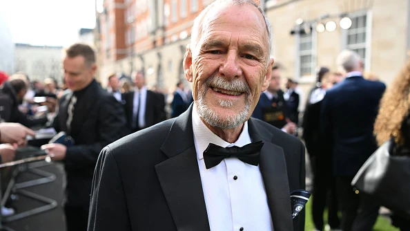 Ian Gelder asiste a The Olivier Awards 2022.