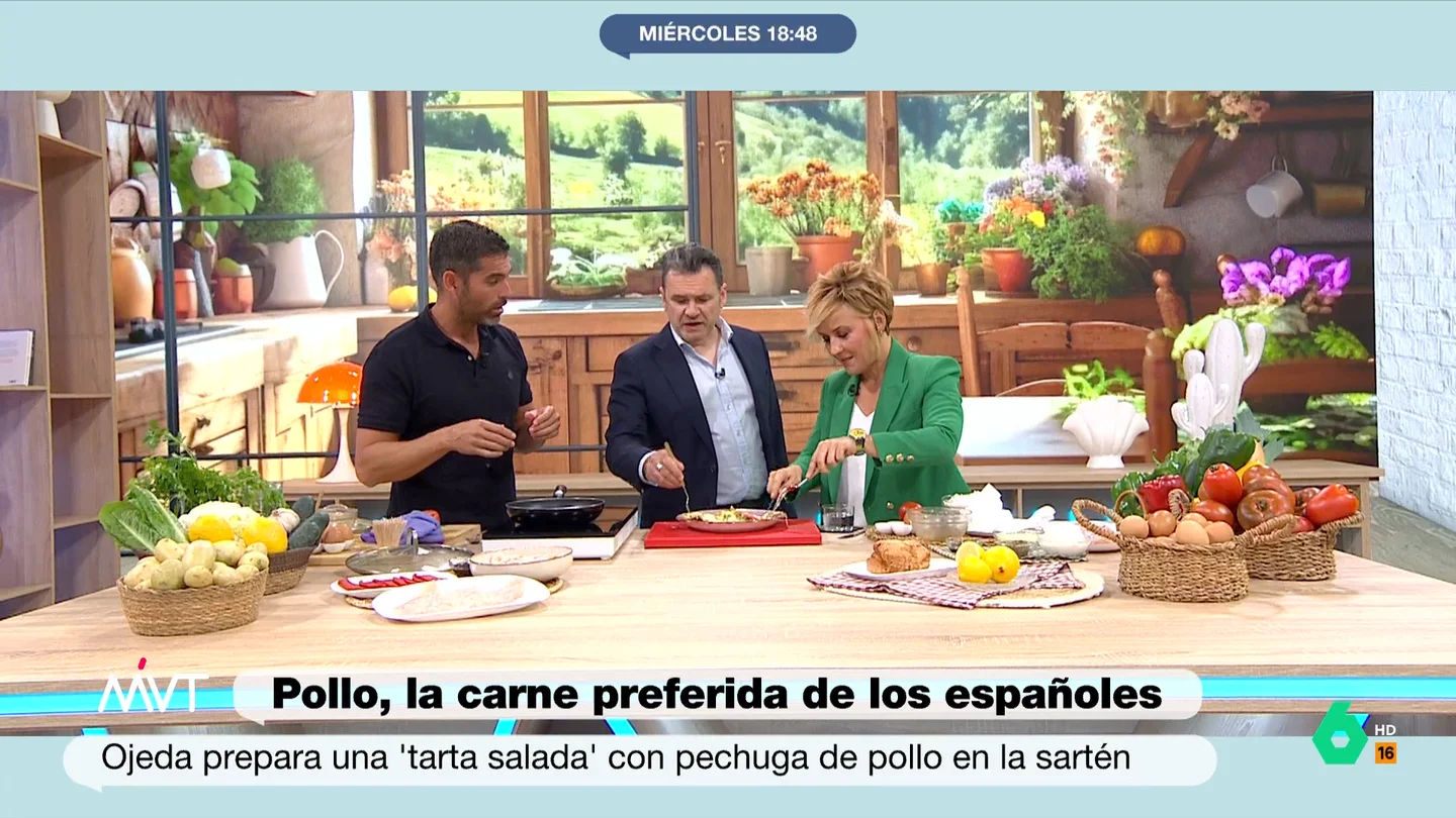 Pablo Ojeda desmonta el mito de que el pollo amarillo es mejor Pablo Ojeda desvela hoy los secretos del pollo, la carne preferida de los españoles, y reacciona a la pregunta de Iñaki López sobre si el pollo amarillo es mejor. La contundente respuesta del nutricionista, en este vídeo de Más Vale Tarde.