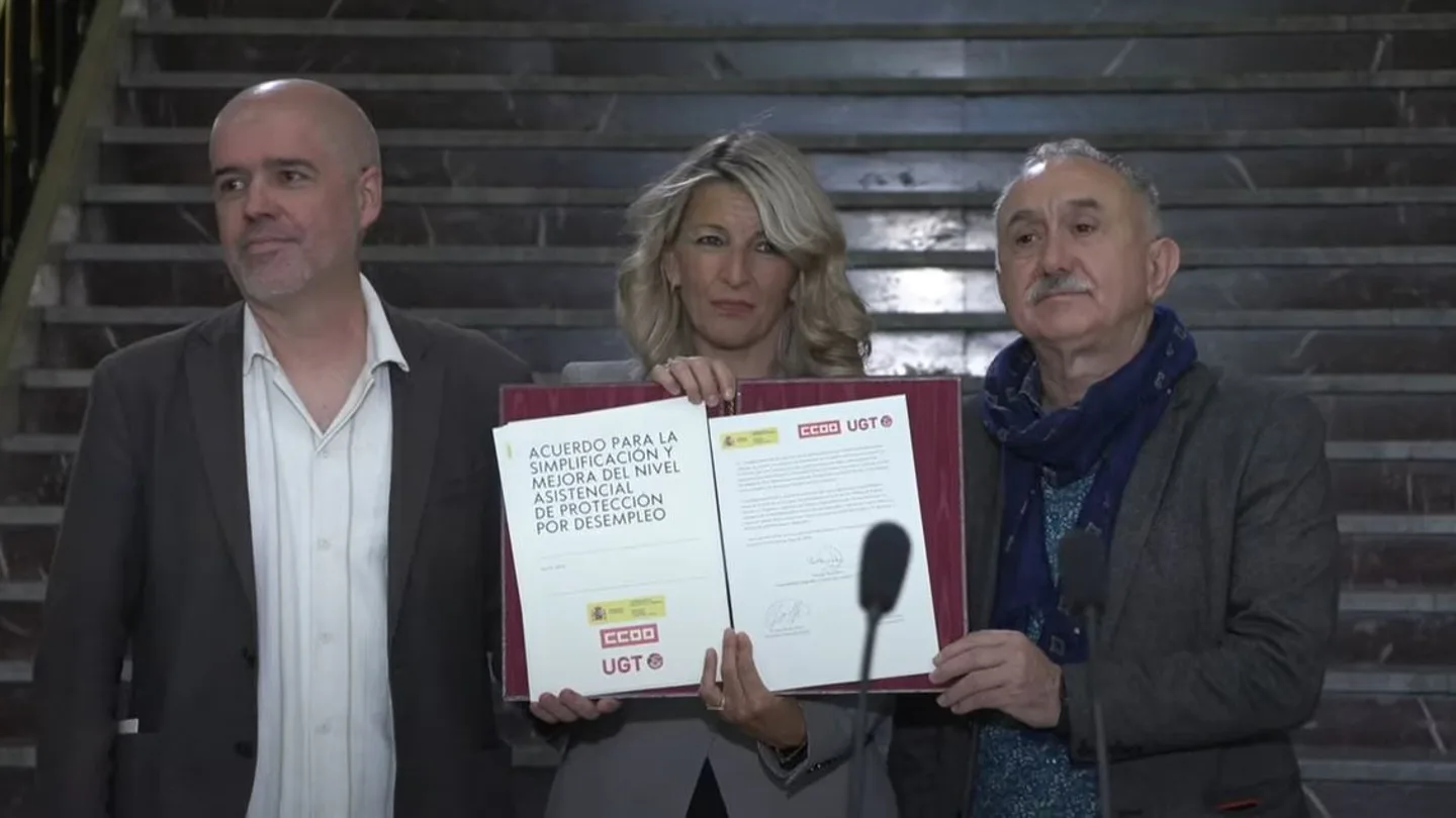 Yolanda Díaz y los líderes sindicales Unai Sordo y Pepe Álvarez firman el acuerdo para reformar el subsidio de desempleo Yolanda Díaz y los líderes sindicales Unai Sordo y Pepe Álvarez firman el acuerdo para reformar el subsidio de desempleo