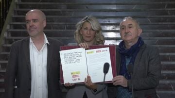 Yolanda Díaz y los líderes sindicales Unai Sordo y Pepe Álvarez firman el acuerdo para reformar el subsidio de desempleo