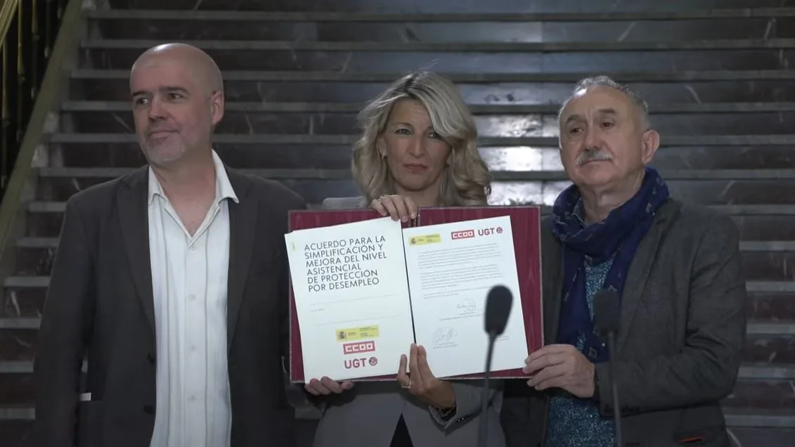 Yolanda Díaz y los líderes sindicales Unai Sordo y Pepe Álvarez firman el acuerdo para reformar el subsidio de desempleo