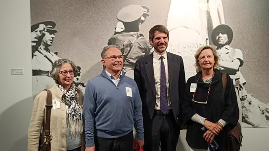 El ministro de Cultura, Ernest Urtasun, posa con varios representantes de la Asociación de Amigos de las Brigadas Internacionales durante la inauguración del Archivo Histórico de Movimientos Sociales. El ministro de Cultura, Ernest Urtasun, posa con varios representantes de la Asociación de Amigos de las Brigadas Internacionales durante la inauguración del Archivo Histórico de Movimientos Sociales.