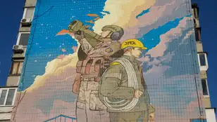 Un mural dedicado a los &#39;Defensores de la luz&#39; en Ucrania, que representa a un soldado ucraniano protegiendo los cielos de las amenazas aéreas y a un trabajador de la energía listo para reparar las redes eléctricas en caso de daños. 