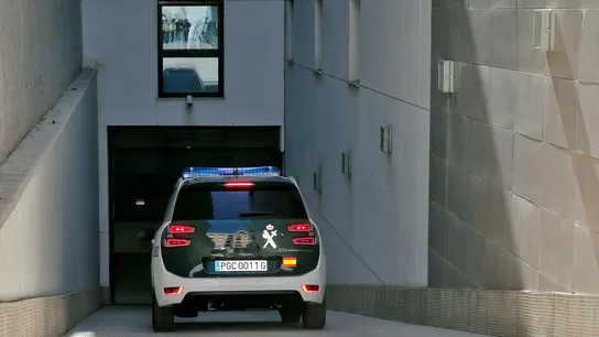 Imagen de archivo de un vehículo de la Guardia Civil accediendo a unos juzgados. Imagen de archivo de un vehículo de la Guardia Civil accediendo a unos juzgados.