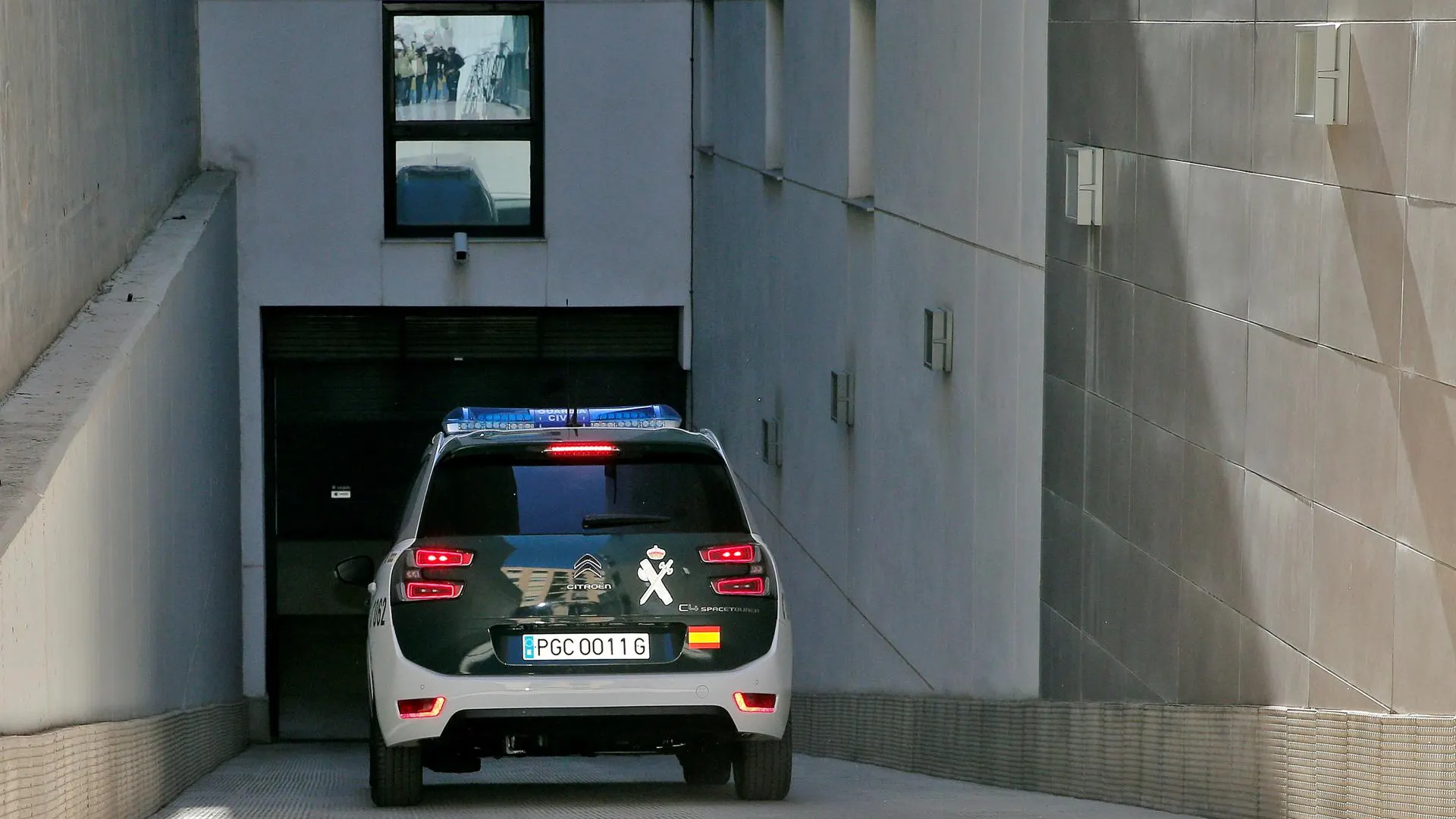 Imagen de archivo de un vehículo de la Guardia Civil accediendo a unos juzgados.