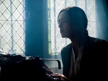 Una mujer escribe a máquina