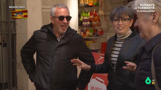 Un hombre desvela a Thais Villas por qué no votará a Junts en las elecciones catalanas Francina es la concursante elegida por Thais Villas para participar en 'Lo Vota, no lo vota', donde buscará a personas que no votan a PP ni a Junts y sí al PSC en las elecciones catalanas. Sus motivos para escoger a las personas y sus reacciones en este vídeo.